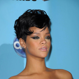 Zpěvačka Rihanna v minulosti také propadla kouzlu krátkých vlasů
