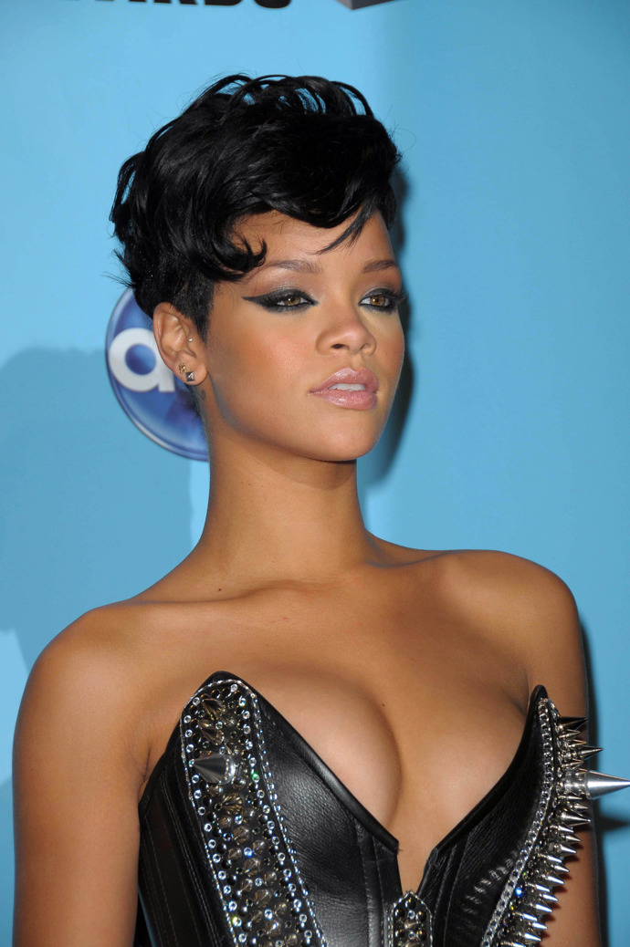 Zpěvačka Rihanna v minulosti také propadla kouzlu krátkých vlasů
Zpěvačka Rihanna v minulosti také propadla kouzlu krátkých vlasů