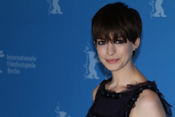 Anne Hathaway je americká herečka, která s dlouhými vlasy vypadá jako skutečná princezna, kterou ztvárnila ve své ikonické roli ve filmu Deník princezny. Krátké vlasy však zvýraznily její štíhlý krk a pronikavé oči.  
