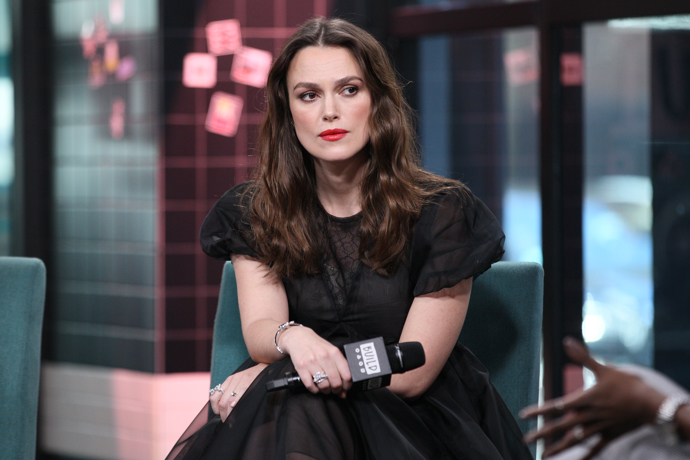 Keira Knightley hraje jednu z klíčových rolí ve filmu, Juliet, mladou ženu, která se čerstvě vdala. 
