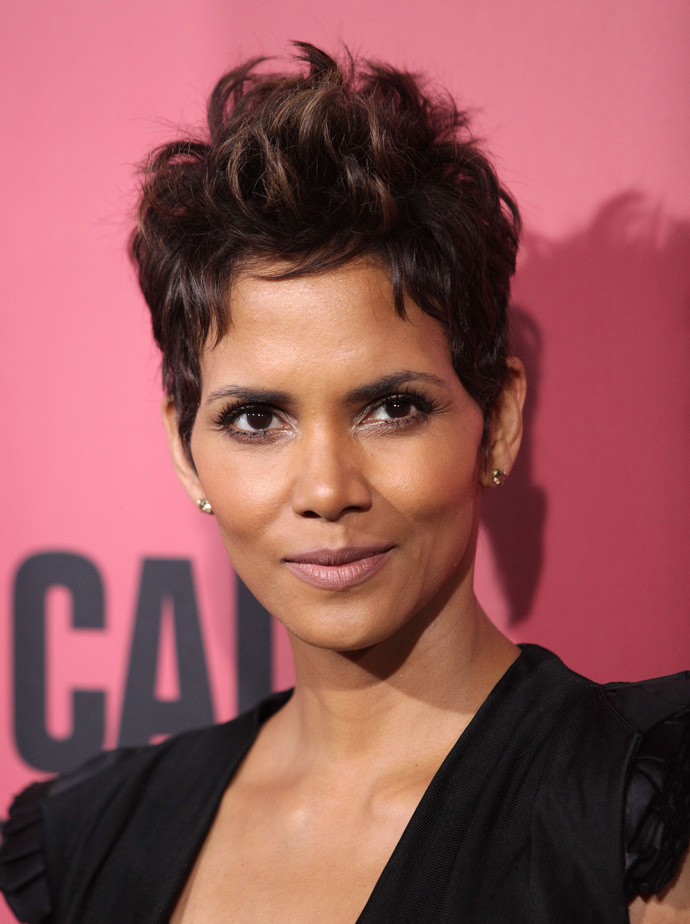 Americká herečka a modelka Halle Berry je další průkopnicí a ikonou v oblasti krátkých účesů. Krátké vlasy nosila v různých variacích v průběhu své kariéry.
