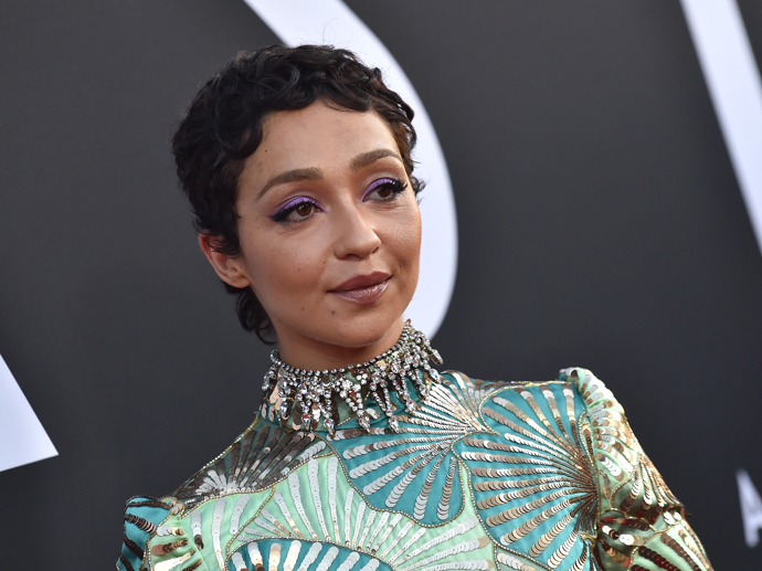 Ruth Negga je irsko-etiopská herečka, která se stejně jako Audrey Tauto objevuje nejčastěji s krátkým zvlněným sestřihem. Díky němu působí hravě a sestřih jí ubírá roky.
