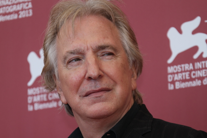 V příběhu filmu hraje Alan Rickman postavu Harryho, manažera úspěšné firmy. Alan Rickman zemřel 14. ledna 2016.

