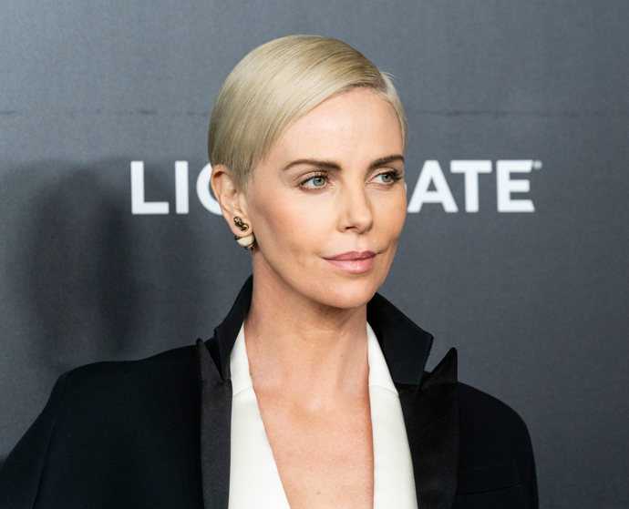 Charlize Theron sluší uhlazený krátký sestřih. Dodal jejímu vzhledu maximum elegance.
Charlize Theron sluší uhlazený krátký sestřih. Dodal jejímu vzhledu maximum elegance.