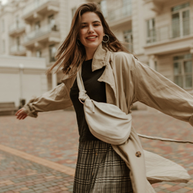 Béžový kabát, univerzální klenot, který se snadno kombinuje s každým outfitem, poskytuje všestrannost a elegantní styl pro každou příležitost.
