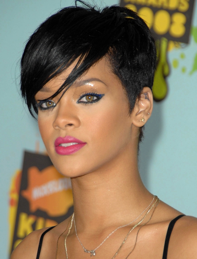 Barbadoská zpěvačka, herečka, módní návrhářka a podnikatelka Rihanna také neodolala a krátký střih si vyzkoušela. Díky krátkému střihu vynikly její jemné rysy a dlouhý krk.
