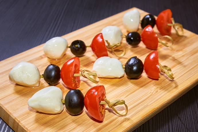 Jednohubky vyrobíte i bez pečiva. Stačí na párátko napíchat tu správnou kombinaci potravin. Mozzarella, oliva a rajče je jednou z nich.
Jednohubky vyrobíte i bez pečiva. Stačí na párátko napíchat tu správnou kombinaci potravin. Mozzarella, oliva a rajče je jednou z nich.