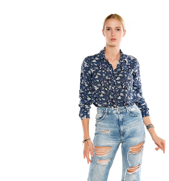 Roztrhaný denim nevypadá na starších ženách vkusně
