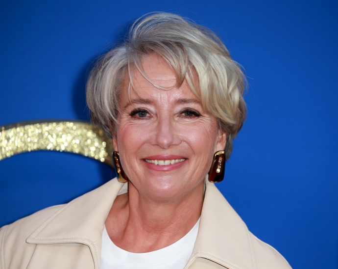 Emma Thompson hraje roli Karen, manželky postavy Harryho, kterou ztvárnil Alan Rickman.
