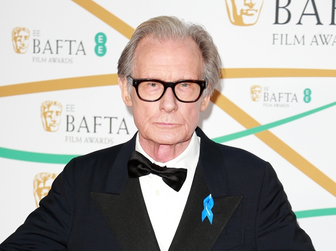 Bill Nighy ve filmu ztvárňuje postavu rockové hvězdy se jménem Billy Mack.
