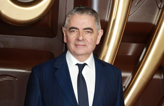 Rowan Atkinson hraje postavu Rufuse, prodavače v obchodě s dárky, kde Harry (Alan Rickman) kupuje neobvyklý vánoční dárek pro svou ženu. Rufus přináší do filmu nečekaný komický prvek a jeho scény jsou plné absurdních situací a pohledů.

