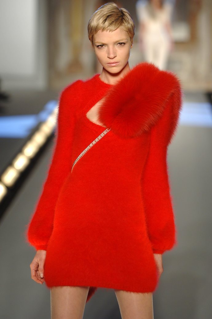 Mariacarla Boscono je italská modelka, která spolupracovala s mnoha předními designéry a módními značkami. Během své modelingové kariéry vyzkoušela celou řadu účesů a barev vlasů. Chlapecký sestřih byl skvělým kontrastem k elegantnímu šatníku.
