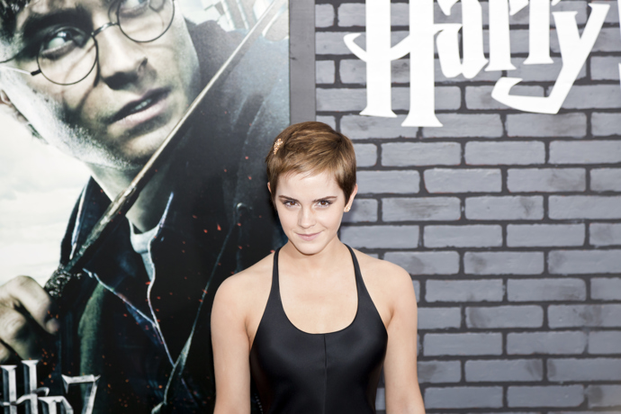 Emma Watson je britská herečka, modelka a aktivistka, kterou většina lidí zná díky roli Hermiony z filmů o kouzelníkovi jménem Harry Potter. Má velmi elegantní a vytříbený vkus a v minulosti se nebála experimentovat i s těmi nejkratšími sestřihy.
