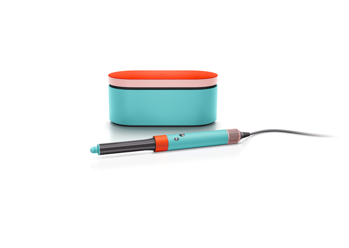 Perfektní foukané můžete docílit s multistylerem Dyson Airwrap Complete Long, který obsahuje dlouhé nástavce pro natáčení a vlnění v obou směrech, kartáč pro kontrolu a tvarování a multifunkční vyhlazovací nástavec Coanda, který vysuší, vyhladí a skryje poletující vlasy.

Multistyler Dyson Airwrap Complete Long, Ceramic Pop, 13 490 Kč
