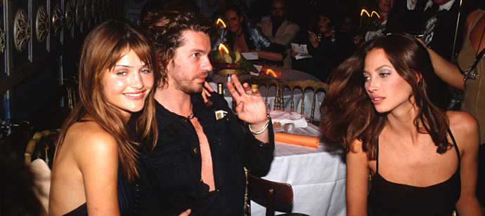 Modelka Helena Christensen, zpěvák Michael Hutchence a modelka Christy Turlington 
