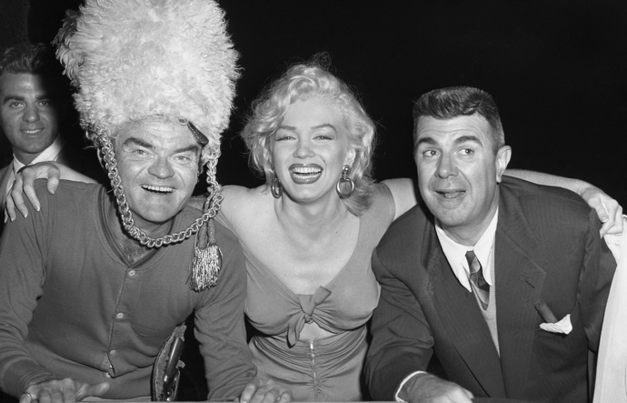 Spike Jones, Marilyn Monroe a Ken Murray pózují před kamerou na osmém ročníku charitativního fotbalového zápasu Los Angeles Times v roce 1952.
Spike Jones, Marilyn Monroe a Ken Murray pózují před kamerou na osmém ročníku charitativního fotbalového zápasu Los Angeles Times v roce 1952.