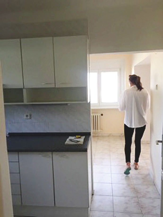 Alex si vybavuje svoje první bydlení v přízemí rodinného domu a místa tu není nazbyt. Designérka Saša, kterou si přizvala na pomoc, se poprala v kuchyni s každým centimetrem a jídelní kout rozvolnila zábavným retrem. 
