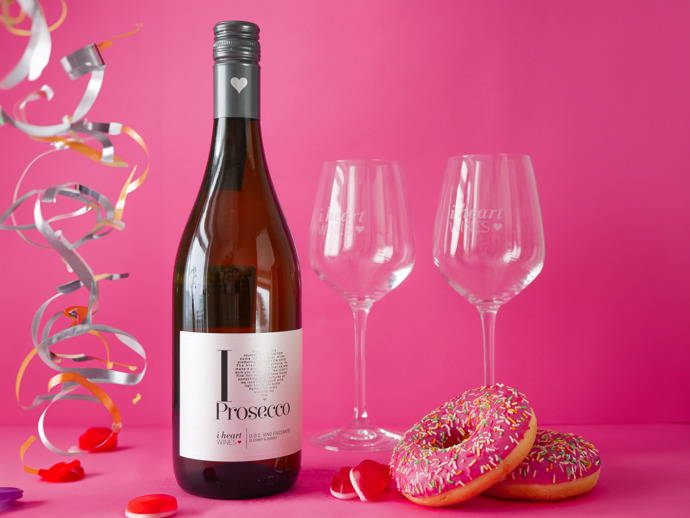 Výtečné i heart Prosecco Frizzante si vás získá vás svou hravou, designovou etiketou. Jeho jemné bublinky a osvěžující chuť zelených jablek skvěle rozproudí atmosféru vánočních večírků a přivedou vaše smysly k životu. Ve vůni je jemně kořenité s náznaky banánů a broskví. Vychutnat si ho můžete samotné, ale výborně se hodí i k přípravě míchaných nápojů na bázi prosecca.
