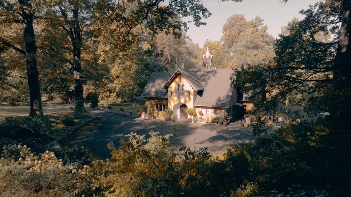 Skutečný historický poklad, který pochází z druhé poloviny 19. století, byl postaven rodinou Rothschildů a sloužil jako jedno z letních sídel baronky Alice Charlotte von Rothschild. Nachází se v zámeckém golfovém areálu Šilheřovice a je otázkou, kdo získá tu čest, se o tento architektonický skvost dál starat.
