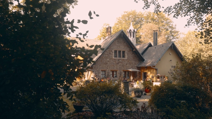 Skutečný historický poklad, který pochází z druhé poloviny 19. století, byl postaven rodinou Rothschildů a sloužil jako jedno z letních sídel baronky Alice Charlotte von Rothschild. Nachází se v zámeckém golfovém areálu Šilheřovice a je otázkou, kdo získá tu čest, se o tento architektonický skvost dál starat.
