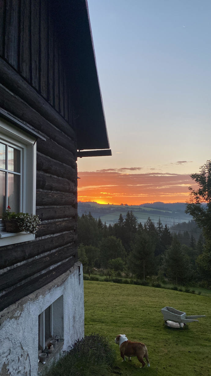 Byla postavena v roce 1936 a manželé ji v neutěšeném stavu pořídili s plánem, že ji budou pronajímat. Nakonec do její opravy ale investovali tolik času a péče, že se do ní úplně zamilovali a rozhodli se, že se sem přestěhují natrvalo. 
