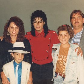 Michael Jackson, Wade Robson a jeho rodina, která o chování zpěváka k jeho synovi neměla ani tušení.
