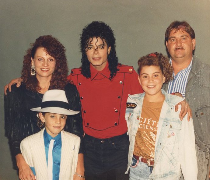 Michael Jackson, Wade Robson a jeho rodina, která o chování zpěváka k jeho synovi neměla ani tušení.
Michael Jackson, Wade Robson a jeho rodina, která o chování zpěváka k jeho synovi neměla ani tušení.
