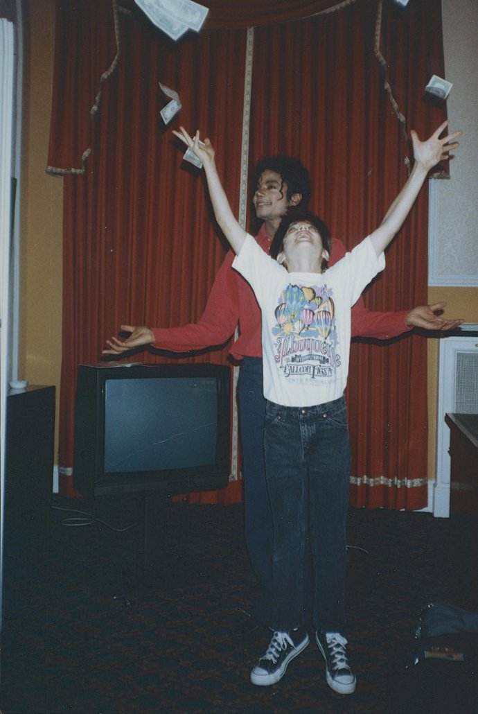 Michael Jackson a Wade Robson měli velmi blízký vztah, který ale postupem času přerostl ve vztah sexuální.
Michael Jackson a Wade Robson měli velmi blízký vztah, který ale postupem času přerostl ve vztah sexuální.