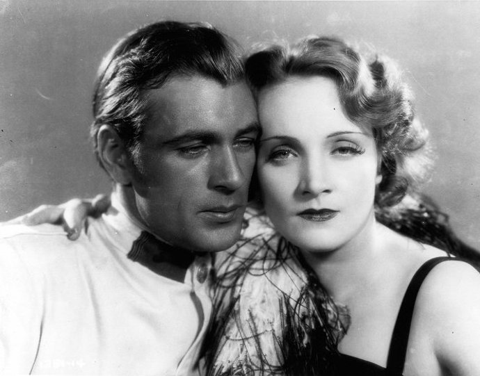 Dalším z Marleniných milenců byl hollywoodský krasavec Gary Cooper. 
