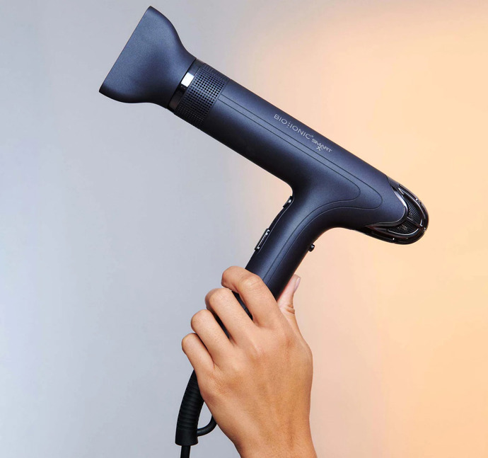 Fén BIO IONIC Smart-X High Efficiency Dryer se speciální technologií, která hydratuje vlasy zevnitř. Navíc je super rychlý a super lehký. Cena: 7690 Kč (Salononline.cz)
Fén BIO IONIC Smart-X High Efficiency Dryer se speciální technologií, která hydratuje vlasy zevnitř. Navíc je super rychlý a super lehký. Cena: 7690 Kč (Salononline.cz)