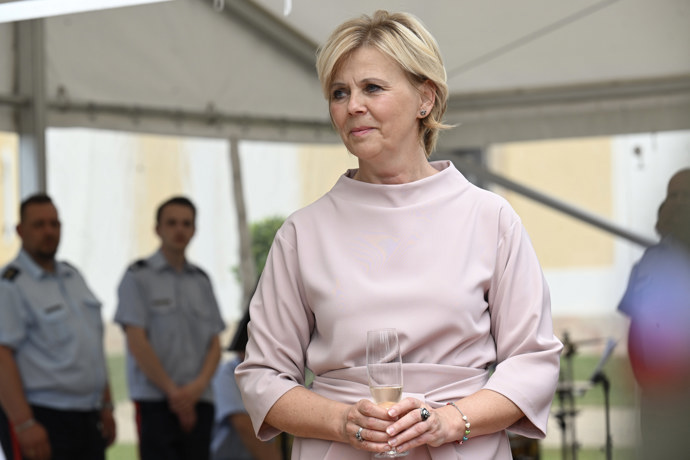 První dáma se obléká velmi vkusně a reprezentativně.
První dáma se obléká velmi vkusně a reprezentativně.