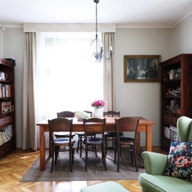 Navštívili jsme Izabellu. Dynamickou ženu, která bere život se vším dobrým i zlým. Před lety si nechala Ve spolupráci s našimi designéry proměnit dům a my byli zvědaví, jak její domov vypadá dnes.
