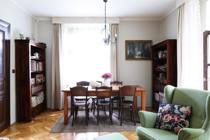 Navštívili jsme Izabellu. Dynamickou ženu, která bere život se vším dobrým i zlým. Před lety si nechala Ve spolupráci s našimi designéry proměnit dům a my byli zvědaví, jak její domov vypadá dnes.
