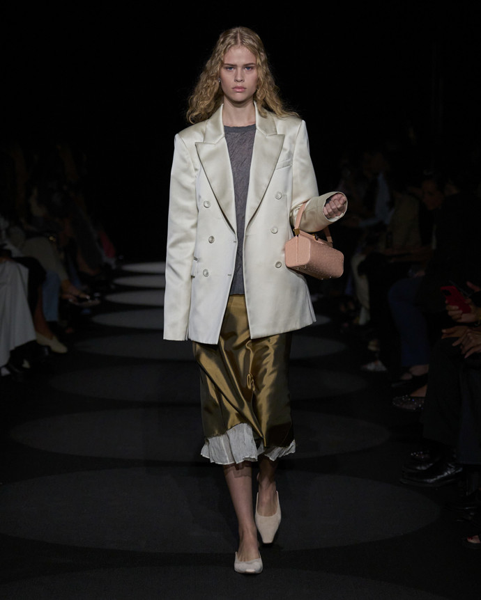 Altuzarra uvedla i lesklá oversized saka ideální pro formálnější outfity.
