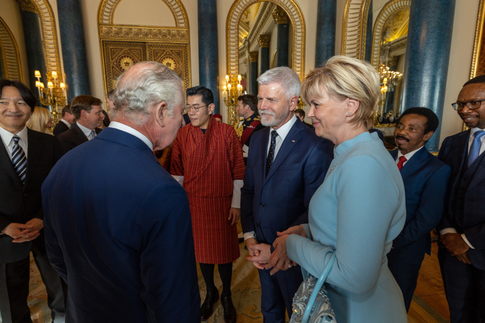 Eva a Petr Pavlovi na recepci britského krále Karla III. v Buckinghamském paláci. Šaty navrhla Štěpánka Pivcová a kabelku Andrea Vytlačilová.
Eva a Petr Pavlovi na recepci britského krále Karla III. v Buckinghamském paláci. Šaty navrhla Štěpánka Pivcová a kabelku Andrea Vytlačilová.