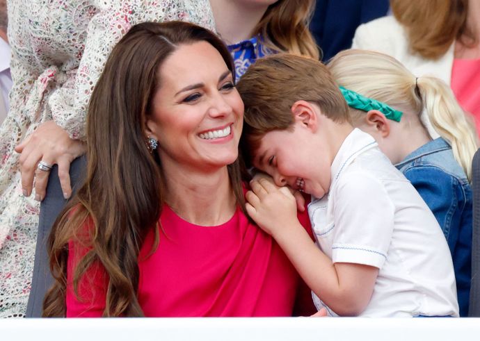 Přes své královské postavení má ke svým dětem princezna Kate velmi vřelý přístup
