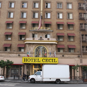 Hlavní vchod do hotelu Cecil
