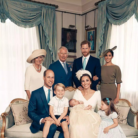 Na fotografii ze křtu prince Louise může princezna Charlotte na svém mladším bráškovi oči nechat
