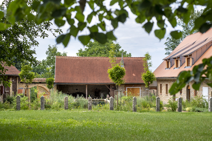 Původní statek se nachází na okraji menší vesnice u Litomyšle. Renovace se dotkla všech částí pozemku, nejvýraznější proměnou ale prošel dvůr, který je ze tří stran lemovaný budovami a z poslední se otevírá do sadu s původními i novými stromy.  Novou dominantou se stal přírodní biotop, který svou délkou uspokojí nejednoho plavce. 
