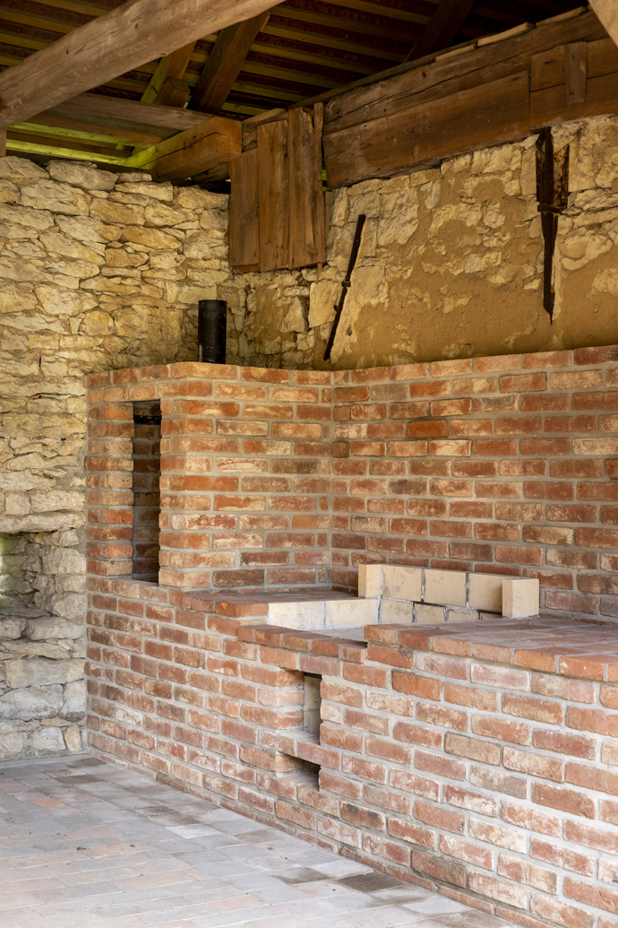 Původní statek se nachází na okraji menší vesnice u Litomyšle. Renovace se dotkla všech částí pozemku, nejvýraznější proměnou ale prošel dvůr, který je ze tří stran lemovaný budovami a z poslední se otevírá do sadu s původními i novými stromy.  Novou dominantou se stal přírodní biotop, který svou délkou uspokojí nejednoho plavce. 
