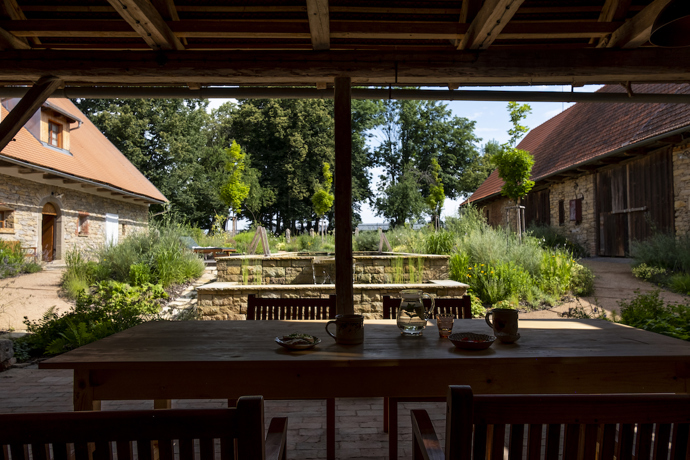 Původní statek se nachází na okraji menší vesnice u Litomyšle. Renovace se dotkla všech částí pozemku, nejvýraznější proměnou ale prošel dvůr, který je ze tří stran lemovaný budovami a z poslední se otevírá do sadu s původními i novými stromy.  Novou dominantou se stal přírodní biotop, který svou délkou uspokojí nejednoho plavce. 
