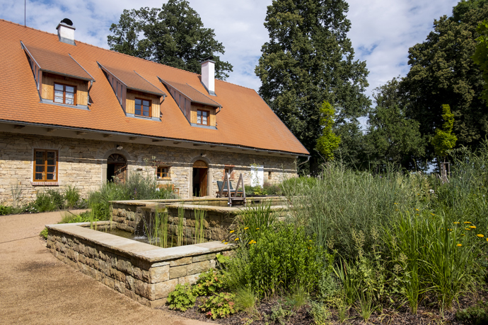 Původní statek se nachází na okraji menší vesnice u Litomyšle. Renovace se dotkla všech částí pozemku, nejvýraznější proměnou ale prošel dvůr, který je ze tří stran lemovaný budovami a z poslední se otevírá do sadu s původními i novými stromy.  Novou dominantou se stal přírodní biotop, který svou délkou uspokojí nejednoho plavce. 

