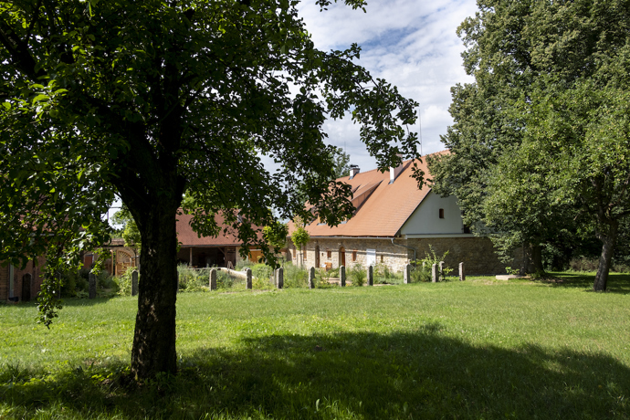 Původní statek se nachází na okraji menší vesnice u Litomyšle. Renovace se dotkla všech částí pozemku, nejvýraznější proměnou ale prošel dvůr, který je ze tří stran lemovaný budovami a z poslední se otevírá do sadu s původními i novými stromy.  Novou dominantou se stal přírodní biotop, který svou délkou uspokojí nejednoho plavce. 
