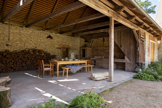 Původní statek se nachází na okraji menší vesnice u Litomyšle. Renovace se dotkla všech částí pozemku, nejvýraznější proměnou ale prošel dvůr, který je ze tří stran lemovaný budovami a z poslední se otevírá do sadu s původními i novými stromy.  Novou dominantou se stal přírodní biotop, který svou délkou uspokojí nejednoho plavce. 
