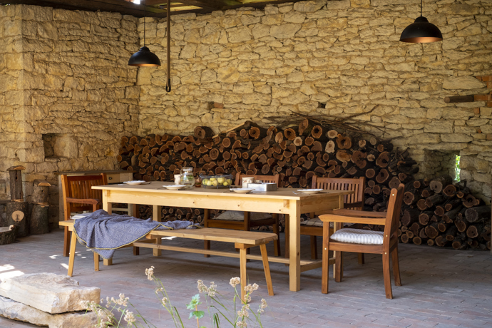 Původní statek se nachází na okraji menší vesnice u Litomyšle. Renovace se dotkla všech částí pozemku, nejvýraznější proměnou ale prošel dvůr, který je ze tří stran lemovaný budovami a z poslední se otevírá do sadu s původními i novými stromy.  Novou dominantou se stal přírodní biotop, který svou délkou uspokojí nejednoho plavce. 
