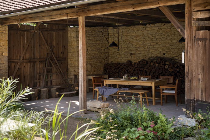 Původní statek se nachází na okraji menší vesnice u Litomyšle. Renovace se dotkla všech částí pozemku, nejvýraznější proměnou ale prošel dvůr, který je ze tří stran lemovaný budovami a z poslední se otevírá do sadu s původními i novými stromy.  Novou dominantou se stal přírodní biotop, který svou délkou uspokojí nejednoho plavce. 
