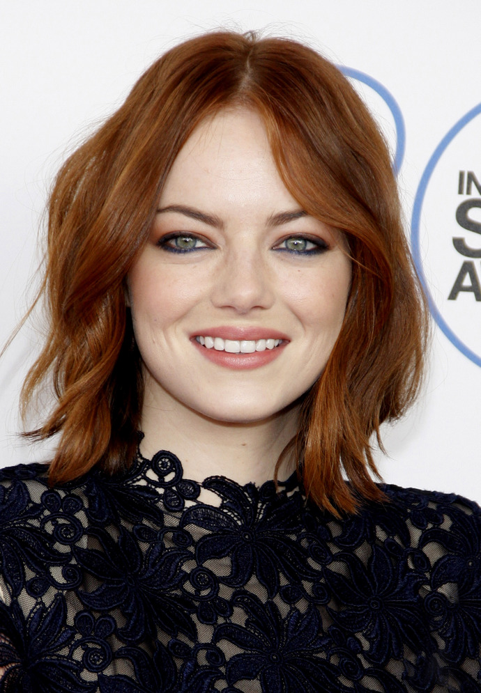 Shaggy bob má v oblibě i herečka Emma Stone. Její vlasy jsou přirozeně jemné a bez objemu. Právě proto sází na kratší sestřih, který jí opravdu sluší.
