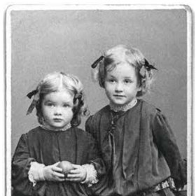 Marlene (vlevo) se svou o rok starší sestrou Liesel roce 1905. Byly jí 4 roky.
