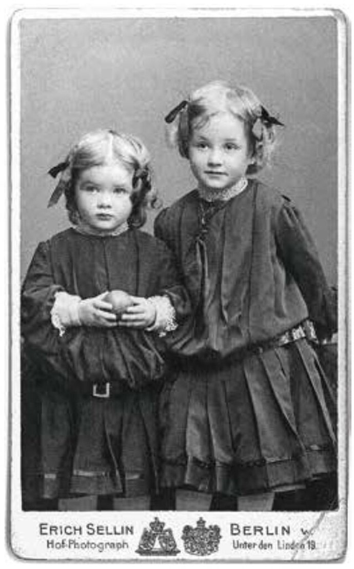Marlene (vlevo) se svou o rok starší sestrou Liesel roce 1905. Byly jí 4 roky.
