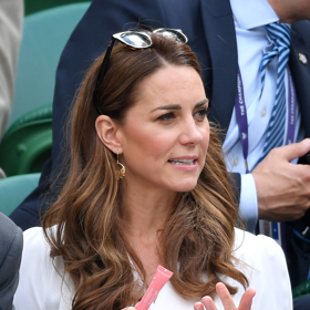 Během turnaje ve Wimbledonu v roce 2019 si pozorní fanoušci všimli, že si Kate na rty nanáší lesklý balzám s nádechem barvy, který podtrhuje její nenucený vzhled.
